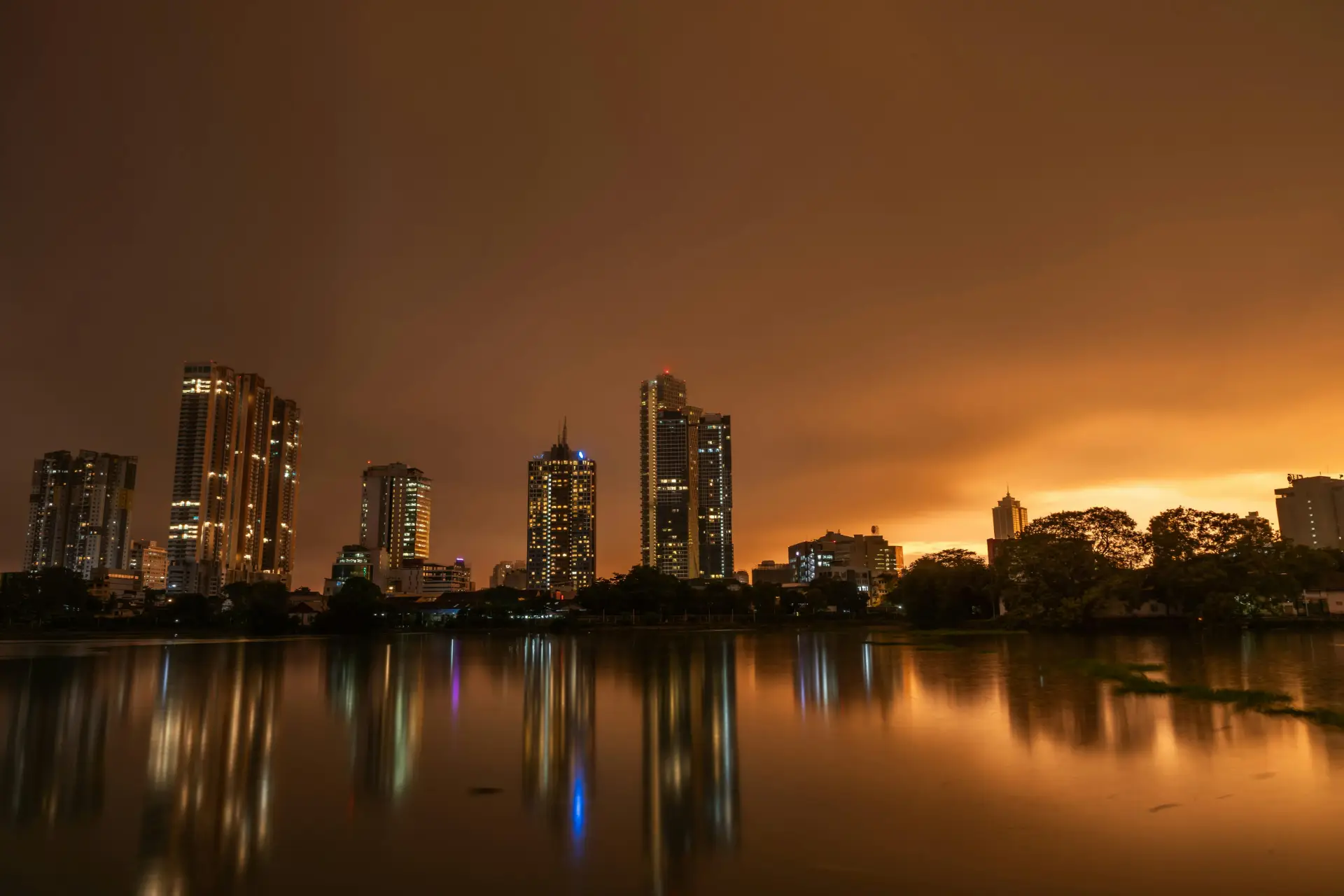 vue sur la mer pendant la nuit